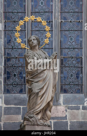 Nachbildung der Statue der Jungfrau Mary einmal überstiegen die Mariensäule (Mariánský Sloup) auf dem Altstädter Ring in Prag, Tschechische Republik. Die Mariensäule wurde von den Bürgerinnen und Bürgern im Jahr 1918 als Symbol der Habsburger Monarchie zerstört. Die Nachbildung der Statue wurde als Teil des Projekts der Mariensäule zu installieren produziert und es ist vorübergehend Neben den nahe gelegenen Teynkirche (Týnský chrám). Stockfoto