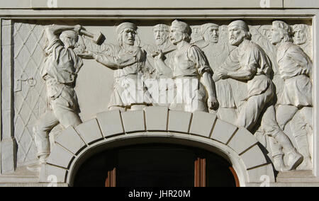 Unruhen während der Hussitenkriege, die im Stuckrelief des Jugendstils der tschechischen Bildhauer Eduard Piccardt und František Kraumann im Haus der drei Schwerter (Dům U tří mečů) in der Platnéřská-Straße in Staré Město (Altstadt) in Prag, Tschechien, dargestellt sind. Das Gebäude des tschechischen Architekten Emanuel Dvořák wurde 1902 erbaut. Stockfoto