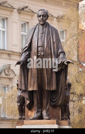 Denkmal für US-Präsident Thomas Woodrow Wilson entworfen von tschechisch-amerikanischer Bildhauer Albín Beginn (1928) vor dem Hauptbahnhof in den Vrchlického Gärten in Prag, Tschechien. Die ursprüngliche Statue von 1928 wurde 1941 von den deutschen Nazi-Behörden zerstört und die Replik errichtet im Jahr 2011. Stockfoto