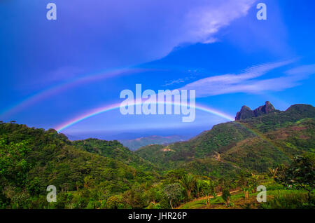 Picacho-Berg mit Regenbogen, altos del maria in Panama Stockfoto