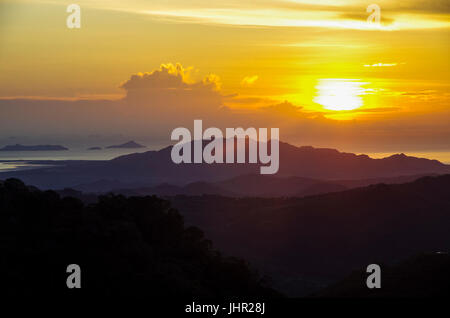 Sonnenaufgang über dem Pazifischen Ozean mit einigen Hügeln im Vordergrund Stockfoto