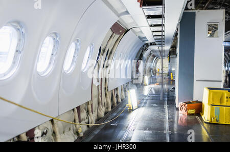 Innere Struktur des Flugzeuges unter Wartung bei Fluggesellschaften Wartungsbetrieb Stockfoto