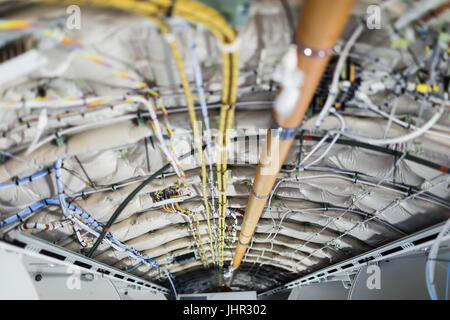 Innere Struktur des Flugzeuges unter Wartung bei Fluggesellschaften Wartungsbetrieb Stockfoto