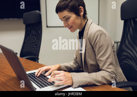 Geschäftsfrau, die Arbeiten an ihrem Schreibtisch im Büro Stockfoto
