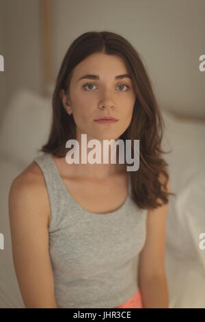 Porträt von verärgert Frau sitzt im Wohnzimmer zu Hause Stockfoto