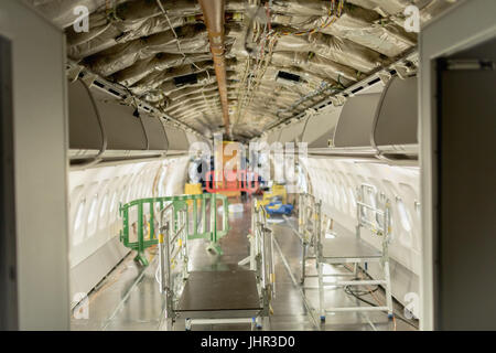 Innere Struktur des Flugzeuges unter Wartung bei Fluggesellschaften Wartungsbetrieb Stockfoto