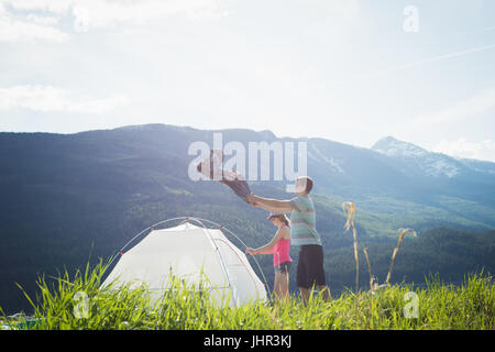 Paar in Landschaft ein Zelt aufstellen, an einem sonnigen Tag Stockfoto