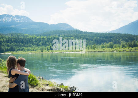 Paar miteinander kuscheln in der Nähe von einem See Landschaft Stockfoto