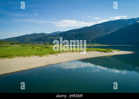 Malerische Aussicht auf Meer von Bergen gegen blauen Himmel Stockfoto