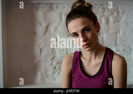 Porträt der Frau entspannen, im Fitness-studio Stockfoto