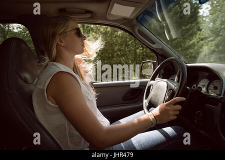 Seitenansicht der jungen Frau, die Auto fahren Stockfoto