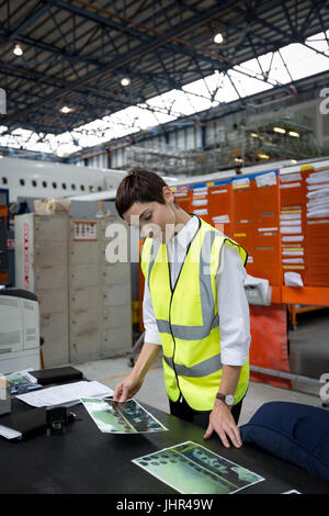 Weibliche Flugzeugingenieur Wartung arbeiten bei Fluggesellschaften Wartungsbetrieb Stockfoto
