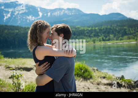 Paar miteinander kuscheln in der Nähe von einem See Landschaft Stockfoto