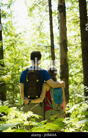 Rückansicht des paar stehend im Wald Stockfoto
