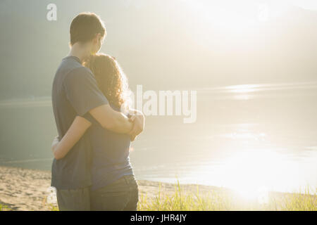 Paar miteinander kuscheln in der Nähe von einem See Landschaft Stockfoto