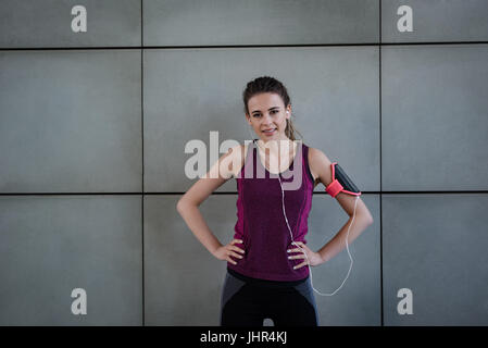 Porträt von Fit Frau im Fitness-studio Stockfoto
