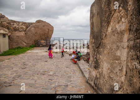 Touristen genießen einen kühlen windigen Tag oben auf der Golconda Fort in Hyderabad, Indien Stockfoto