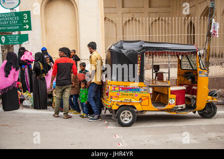 Eine Autorikscha oder Tuk Tuk wartet auf Touristen Passagiere außerhalb der Golconda Fort in Hyderabad, Indien Stockfoto