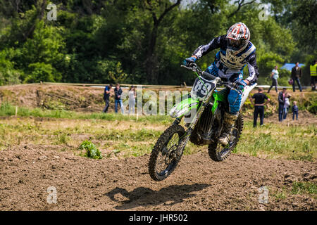 Uzhgorod, Ukraine - 21. Mai 2017: Dirt Bike springen. Transkarpatien regionalen Motocross-Meisterschaft Stockfoto