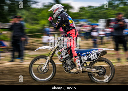 Uzhgorod, Ukraine - 21. Mai 2017: MX Fahrer das Rennen beenden. Bewegungsunschärfe mit fliegenden Schmutz. Transkarpatien regionalen Motocross-Meisterschaft Stockfoto