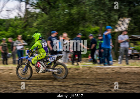 Uzhgorod, Ukraine - 21. Mai 2017: MX Fahrer das Rennen beenden. Bewegungsunschärfe mit fliegenden Schmutz. Transkarpatien regionalen Motocross-Meisterschaft Stockfoto