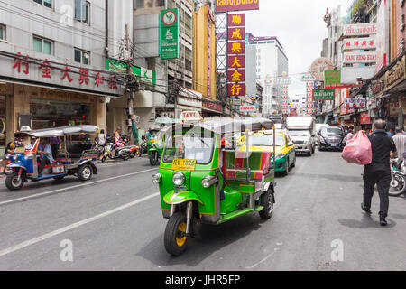 Tuk-Tuks und anderen Verkehr in eine typische Szene auf Yaowarat Road, Chinatown, Bangkok, Thailand Stockfoto