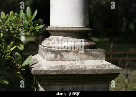 Basis einer Spalte - Säule Closeup mit Garten Hintergrund Stockfoto