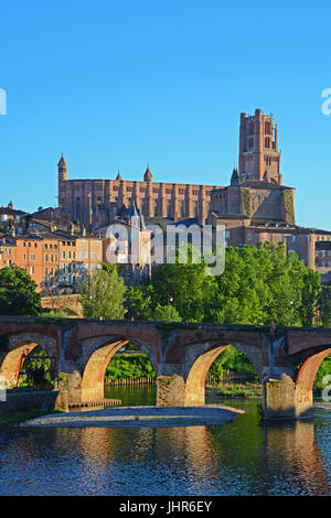 Sainte Cecile Cathedrand Brücke die alten am Fluss Tarn, Albi, Occitanie, Frankreich Stockfoto