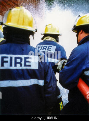 West Midlands Feuerwehr Feuerwehr verwenden einen Feuerwehrschlauch auf einem Feuer Stockfoto