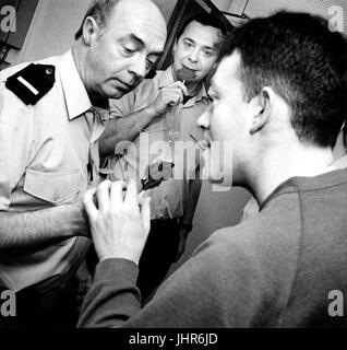 West Midlands Feuerwehrleute genießen ein Witz und Eis am Stiehl in Chaos während der Pausenzeit. Stockfoto