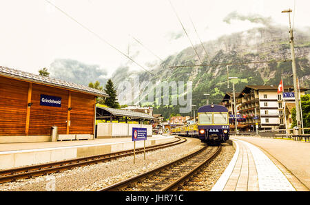 Zug ab Grindelwald Bahnhof in Schweizer Alpen Jungfrau-Region, Grindelwald, Berner Oberland, Kanton Bern, Schweiz, Europa. Stockfoto