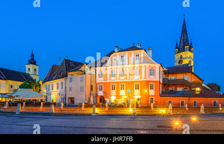 Lutherische Kathedrale, von dem kleinen Platz mit huet Platz gesehen, mittelalterliche sächsische Stadt Sibiu, Siebenbürgen, Rumänien Stockfoto