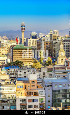 Santiago, Chile - 14. April 2017: Die Kirche von San Francisco, die TV-Turm in der Innenstadt von Santiago, Chile Stockfoto