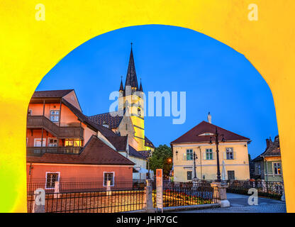 Lutherische Kathedrale und die Lügner, die Brücke von den kleinen Platz von Sibiu, Siebenbürgen, Sibiu, Rumänien. Stockfoto