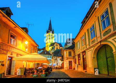 Lutherische Kirche, in der huet Platzes gebaut, von den Straßen der mittelalterlichen untere Stadt Stadt, Siebenbürgen, Sibiu, Rumänien. Stockfoto