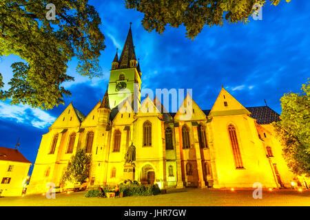 Nacht der heiligen Maria Lutherische Kathedrale in der Stadt Sibiu, Siebenbürgen, Rumänien Stockfoto