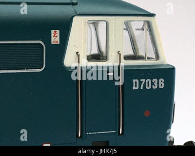 Heljan Klasse 35D 7036 In BR Blaue Lackierung mit kleinen gelben Panels & Weißes Fenster umgibt. Stockfoto