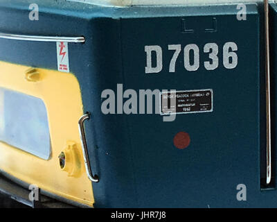 Heljan Klasse 35D 7036 In BR Blaue Lackierung mit kleinen gelben Panels & Weißes Fenster umgibt. Stockfoto