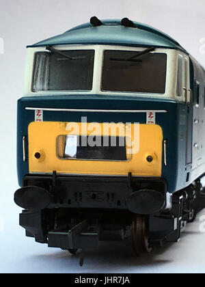 Heljan Klasse 35D 7036 In BR Blaue Lackierung mit kleinen gelben Panels & Weißes Fenster umgibt. Stockfoto