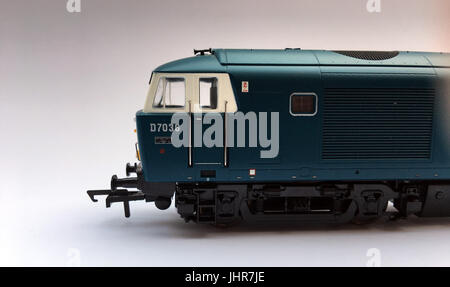 Heljan Klasse 35D 7036 In BR Blaue Lackierung mit kleinen gelben Panels & Weißes Fenster umgibt. Stockfoto