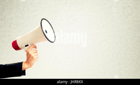 Nahaufnahme von Unternehmenshilfe Hand mit Megaphon Stockfoto