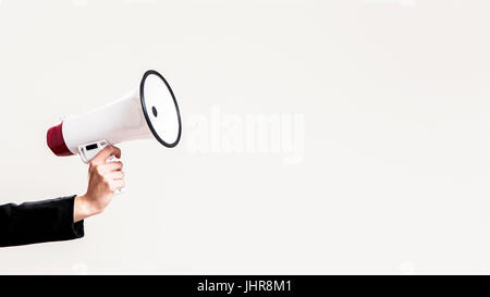 Nahaufnahme von Unternehmenshilfe Hand mit Megaphon Stockfoto