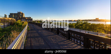 Die High Line-Promenade bei Sonnenuntergang mit dem Hudson River. Chelsea, Manhattan, New York City Stockfoto