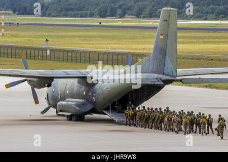 EINDHOVEN, Niederlande - SEP 17, 2016: Britische und niederländische Fallschirmjäger Eingabe einer deutschen Luftwaffe c-160 Transall-Flugzeug für einen Sprung auf den Markt-Ga Stockfoto