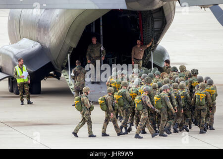 EINDHOVEN, Niederlande - SEP 17, 2016: Deutsche Fallschirmjäger in ein c-160 Transall-Flugzeug für einen Sprung in der Gärtnerei-Gedenkstätte. Stockfoto