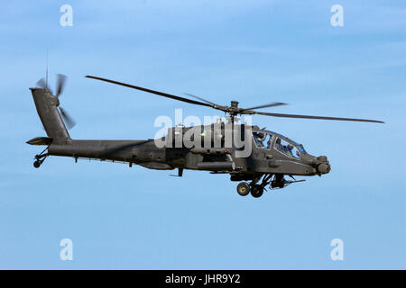 GILZE-RIJEN, Niederlande - SEP 7, 2016: Königlich niederländischen Luftwaffe Boeing AH-64 Apache Angriff Hubschrauber fliegen. Stockfoto