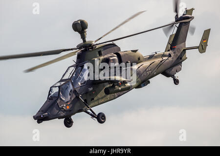 BERLIN - 2. Juni 2016: Deutsche Armee Airbus, Eurocopter EC-665 Tiger Angriff Hubschrauber Vorbeiflug während der ILA Berlin Airshow am Flughafen Berlin-Schoneveld Stockfoto