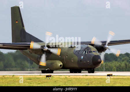 BERLIN - 2. Juni 2016: Deutsche Luftwaffe c-160 Transall Transportflugzeug Landung am Flughafen Berlin-Schoneveld. Stockfoto