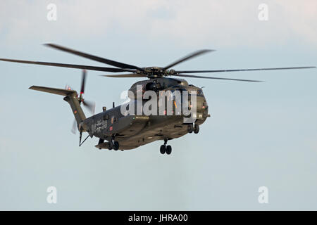 BERLIN - 2. Juni 2016: Deutsche Atrmy Sikorsky CH-53 Hengst Schwertransport Hubschrauberlandeplätze auf Berlin-Schoneveld Flughafen. Stockfoto