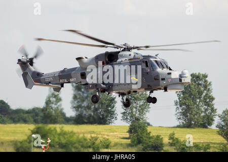 BERLIN - 2. Juni 2016: Royal Navy Wildcat Hubschrauber landen am Flughafen Berlin-Schoneveld Stockfoto